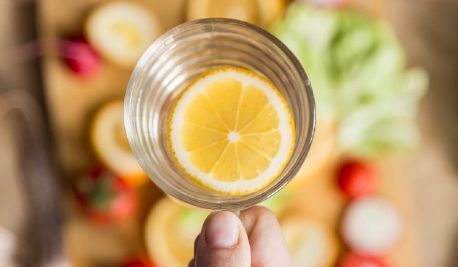 khasiat minum air lemon